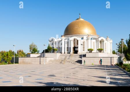 Vista esterna del Mausoleo di Saparmurat Niyazov nel villaggio di Gypjak Ashgabat, Turkmenistan con costruzione ordinata da lui stesso. Mausoleo di Turkmenbashi. Foto Stock