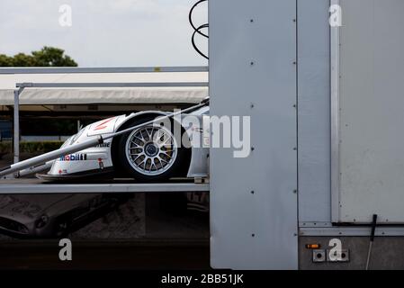 Il naso di una Mercedes-AMG CLK GTR auto da corsa è scaricato da un trasportatore di auto al Goodwood Festival of Speed. Foto Stock