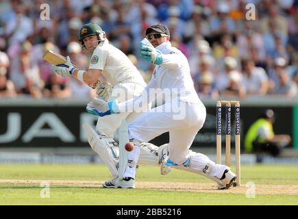 Il capitano australiano Michael Clarke aggancia la palla fuori dalle sue anche oltre il wicketkeeper dell'Inghilterra Matthew Prior Off England bowler Graeme Swann per 4 corse Foto Stock