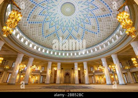 Vista interna della Moschea di Ruhy di Turkmenistan costruita nell'Ashgabat di Gypjak, in Turkmenistan. Le Scritture del Corano e della Ruhnama sono presentate fianco a fianco Foto Stock