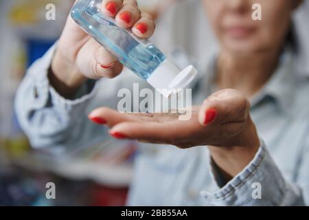 Donna che usa una lozione idratante per la disezione Foto Stock