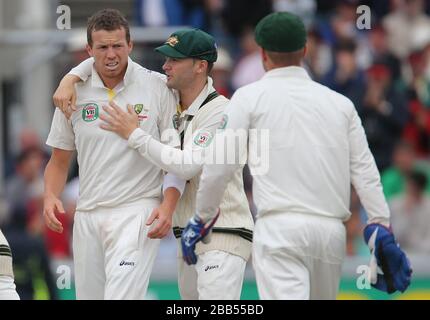 L'australiano Peter Riddle festeggia con il capitano Michael Clarke dopo aver preso il wicket dell'Inghilterra, prima di Matthew, durante il quarto giorno della terza prova di Investec Ashes al Old Trafford Cricket Ground, Manchester. Foto Stock