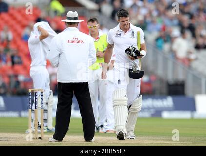 Kevin Pietersen dell'Inghilterra lascia il campo dopo essere stato dato fuori da Tony Hill Foto Stock