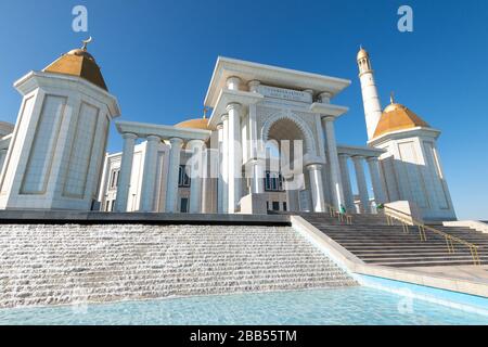 Moschea di Ruhy del Turkmenistan (Moschea Gypjak) costruita con marmo bianco e oro in Gypjak, Ashgabat, Turkmenistan. Controverso a causa degli scritti di Ruhnama. Foto Stock