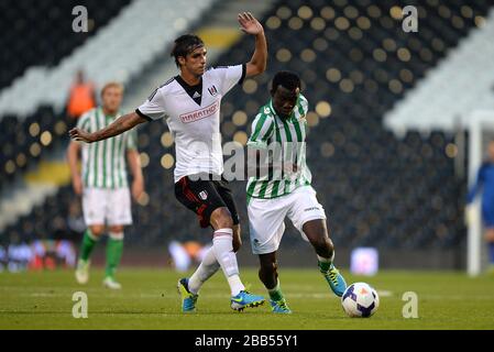 Bryan Ruiz di Fulham e Emmanuel Nosa Igiebor di Real Betis (a destra) combattono per la palla Foto Stock