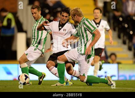 Il Bryan Ruiz di Fulham e la battaglia di Damien Perquis di Real Betis (destra) per la palla Foto Stock