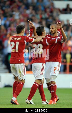 Radoslaw Majewski (centro) della Nottingham Forest celebra il primo obiettivo del gioco con i compagni di squadra Jamie Paterson e Adlene Guedioura (a destra) Foto Stock