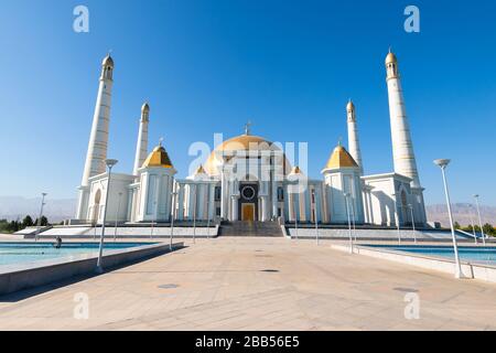 Moschea di Ruhy del Turkmenistan (Gypjak) ad Ashgabat, Turkmenistan costruito con marmo bianco e cupole d'oro. Costruzione religiosa simmetrica con fontana. Foto Stock