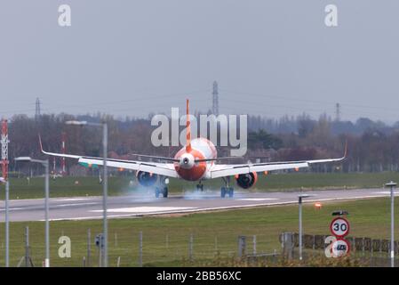 London Southend Airport, Essex, Regno Unito. 30th marzo 2020. Dopo aver annunciato che saranno a terra tutti i loro aeromobili a causa del COVID-19 Coronavirus pandemic easyJet oggi volò circa quindici dei loro aerei di linea a Londra Southend Airport per lo stoccaggio. L'aeroporto ha già immagazzinato jet da Ryanair, British Airways, Titan e altri. EasyJet ha effettuato voli di rimpatrio durante il periodo di blocco, ma questi sono ormai cessati. I primi tre aerei provenivano da Newcastle, mentre altri arrivavano da Edimburgo e Glasgow Foto Stock