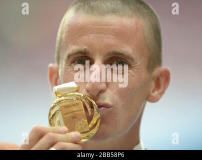 Robert Heffernan, irlandese, bacia la sua medaglia d'oro il sesto giorno dei Campionati mondiali di atletica leggera IAAF 2013 allo stadio Luzhniki di Mosca, Russia. Foto Stock