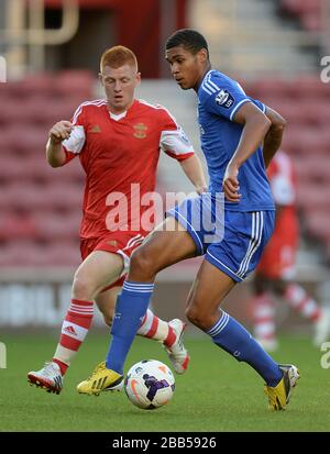 La guancia di Ruben Loftus del Chelsea (destra) e la battaglia di Southampton di Harry Reed per la palla Foto Stock