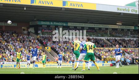 Ricky van Wolfswinkel di Norwich City segna il secondo gol del suo lato Foto Stock