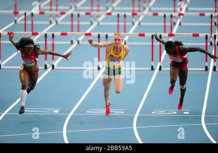 USA's Brianna Rollins (a sinistra) scende oltre la linea per primo a vincere la Women's 100m Hurdles Final dall'Australia Sally Peardon (a destra) il giorno otto del 2013 IAAF World Athletics Championships al Luzhniki Stadium di Mosca, Russia. Foto Stock