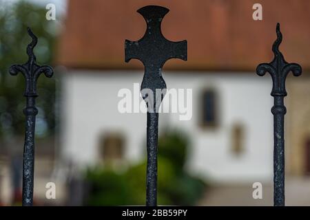 Porta al cimitero in una piccola chiesa in Germania Foto Stock