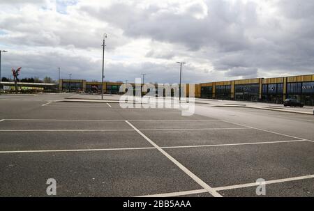 Shopping Parks deserte a causa di Coronavirus Lockdown credit Ian Faircognate/Alamy Stock Photos Foto Stock