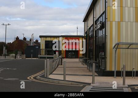 Shopping Parks deserte a causa di Coronavirus Lockdown credit Ian Faircognate/Alamy Stock Photos Foto Stock