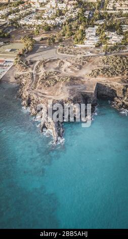 Veduta aerea della spiaggia Las Ballenas con il pittoresco villaggio di Las Galletas a Tenerife, Isole Canarie, Spagna. Foto Stock