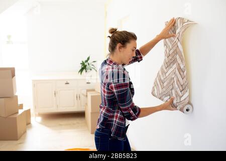 Donna in sociale che si distende carta da parati Foto Stock