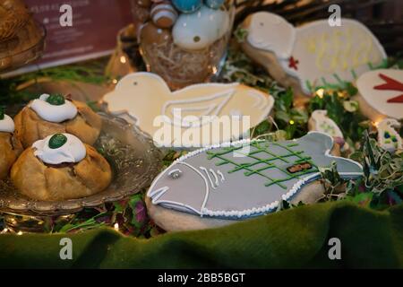 Tradizionali svedesi di Pasqua maltesi nelle vetrine dei negozi. Felice concetto di Pasqua Foto Stock