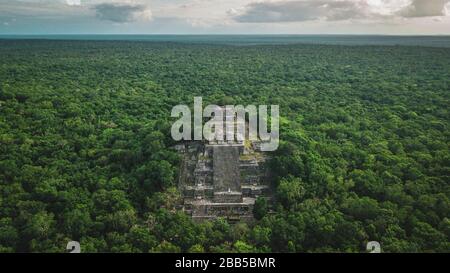 Veduta aerea della piramide, Calakmul, Campeche, Messico. Rovine dell'antica città maya di Calakmul circondata dalla giungla Foto Stock