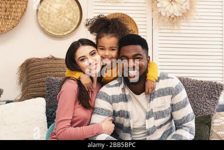 Felice ritratto di famiglia multirazziale, soggiorno a casa Foto Stock