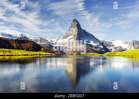 Vista pittoresca del Cervino Il Cervino peak e lago Stellisee nelle Alpi Svizzere. Foto di giorno con il blu del cielo. Zermatt resort ubicazione, Svizzera. Fotografia di paesaggi Foto Stock