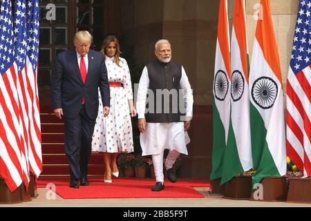 Il presidente DEGLI STATI UNITI Dimald Trump ha accomipied dalla figlia Ivanka cammina giù la casa di Hyderabad a Nuova Delhi, India con il primo ministro indiano Narendra modi. Phot Foto Stock