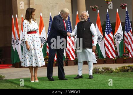 il presidente DEGLI STATI UNITI Donald Trump si è mosso con il primo ministro indiano Narendra modi alla casa di Hyderabad a Nuova Delhi sopra Foto Stock