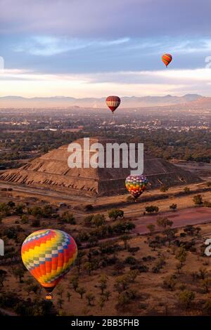 Messico, Città del Messico, zona archeologica di Teotihuacán, il più grande impero pre-ispanico del Messico. Palloncini d'aria calda all'alba sulla Pyrámide del Sol Foto Stock