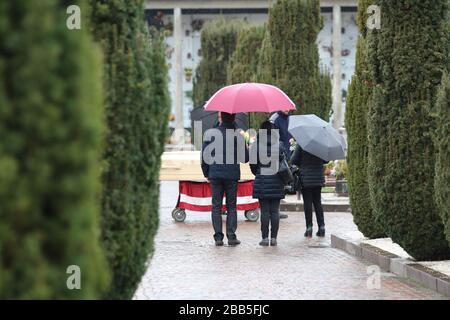 Valsugana, Italia. 30th marzo 2020. Coronavirus Pandemic - celebrazione funeraria al cimitero di Pergine Valsugana, Italia, il 30 marzo 2020. Un funerale è celebrato in un cimitero con un numero limitato di persone, alcune delle quali indossano maschere. La maggior parte dell’Europa è in fase di blocco per cercare di rallentare la diffusione della pandemia di coronavirus. (Foto di Pierre Teyssot/ESPA-Images) credito: Agenzia fotografica sportiva europea/Alamy Live News Foto Stock