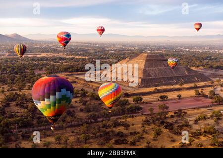 Messico, Città del Messico, zona archeologica di Teotihuacán, il più grande impero pre-ispanico del Messico. Palloncini d'aria calda all'alba sulla Pyrámide del Sol Foto Stock