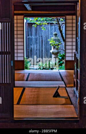 Casa tradizionale con porte scorrevoli nel quartiere Higashi Chaya a Kanazawa, Giappone. Foto Stock