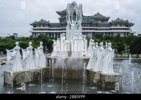 Fontana di fronte al Grand People's Study House, Pyongyang, Corea del Nord Foto Stock