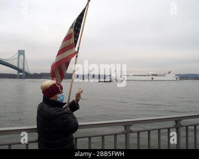 30 marzo 2020, New York, New York, USA: La nave dell'ospedale USNS Comfort arriva a New York. La navigazione USNS Comfort sotto il ponte Verrazano Narrows procede per superare la Statua della libertà fino al molo 90 sul Westside di Manhattan (Credit Image: © Bruce Cottler/Globe Photos via ZUMA Wire) Foto Stock