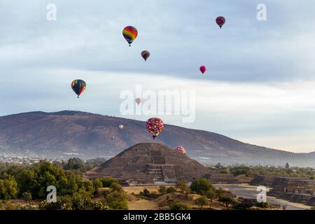 Messico, Città del Messico, zona archeologica di Teotihuacán, il più grande impero pre-ispanico del Messico. Palloncini d'aria calda all'alba sulla Pyrámide del Sol Foto Stock