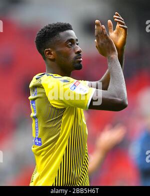 Jordy Hiwula di Coventry City applaude i fan dopo il fischio finale Foto Stock