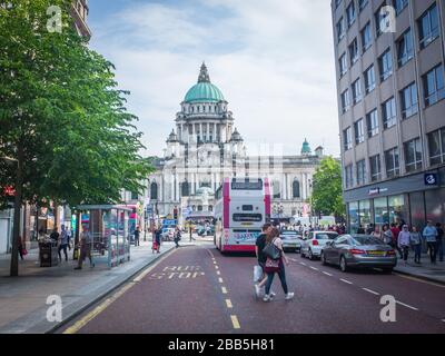 BELFAST, IRLANDA DEL NORD - Belfast shopping strada alta - persone a piedi e rilassante nella zona centrale di Belfast shopping Foto Stock