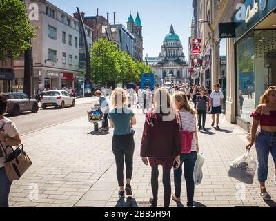 BELFAST, IRLANDA DEL NORD - Belfast shopping strada alta - persone a piedi e rilassante nella zona centrale di Belfast shopping Foto Stock