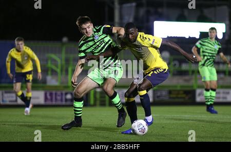 Forest Green Rovers 'Liam Cucine (a sinistra) e Amadou Bakayoko città di Coventry battaglia per la palla Foto Stock