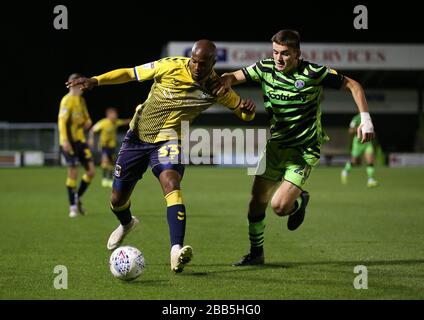 Forest Green Rovers 'Liam Cucine (a destra) e Gernane Kastaneer di Coventry City battaglia per la palla Foto Stock