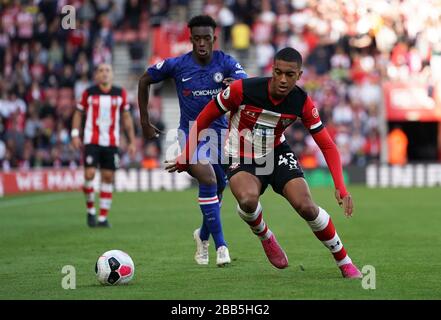 Yan Valery di Southampton (a destra) e Callum Hudson-Odoi di Chelsea Foto Stock