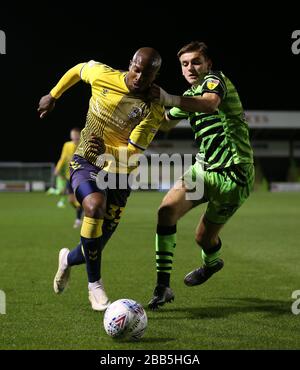 Forest Green Rovers 'Liam Cucine (a destra) e Gernane Kastaneer di Coventry City battaglia per la palla Foto Stock