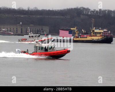 30 marzo 2020, New York, New York, USA: La nave dell'ospedale USNS Comfort arriva a New York. La navigazione USNS Comfort sotto il ponte Verrazano Narrows procede per superare la Statua della libertà fino al molo 90 sul Westside di Manhattan (Credit Image: © Bruce Cottler/Globe Photos via ZUMA Wire) Foto Stock