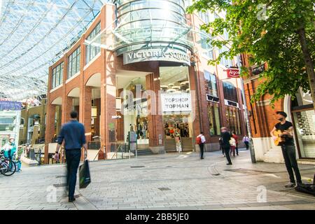 BELFAST, IRLANDA DEL NORD - Belfast shopping strada alta - persone a piedi e rilassante nella zona centrale di Belfast shopping Foto Stock