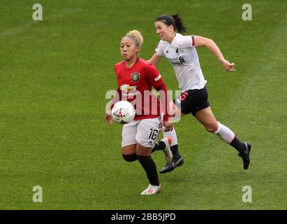 Lauren James del Manchester United (a sinistra) e la battaglia di Niamh Fahey di Liverpool per la palla Foto Stock