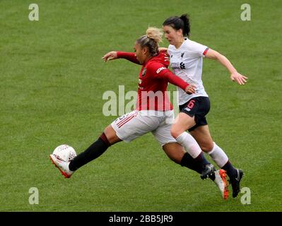 Lauren James del Manchester United (a sinistra) e la battaglia di Niamh Fahey di Liverpool per la palla Foto Stock