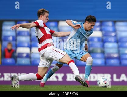 Callum o'Hare e Doncaster Rovers ben Sheaf di Coventry City combattono per la palla durante la prima partita della Sky Bet League al St Andrew's trilione Trophy Stadium Foto Stock