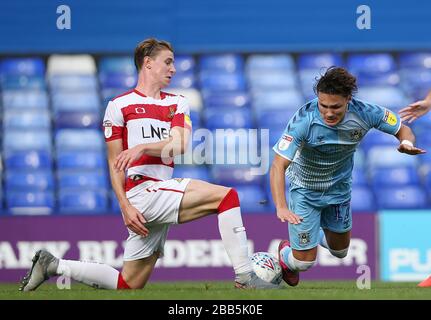 Callum o'Hare e Doncaster Rovers ben Sheaf di Coventry City combattono per la palla durante la prima partita della Sky Bet League al St Andrew's trilione Trophy Stadium Foto Stock