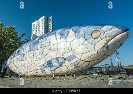 BELFAST, IRLANDA DEL NORD - il Big Fish, una statua simbolo di Belfast di Donegall Quay Foto Stock