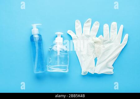 Igiene delle mani, guanti in gomma, diversi flaconi di igienizzanti per le mani, gel antisettico. Protezione da virus, gel antibatterico, sapone. Concetto di medicina Foto Stock